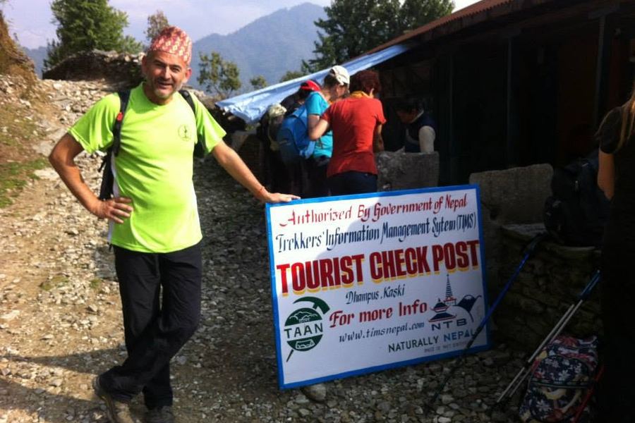 Alejandro con gorro nepal&iacute; en el control de trekking del Annapurna