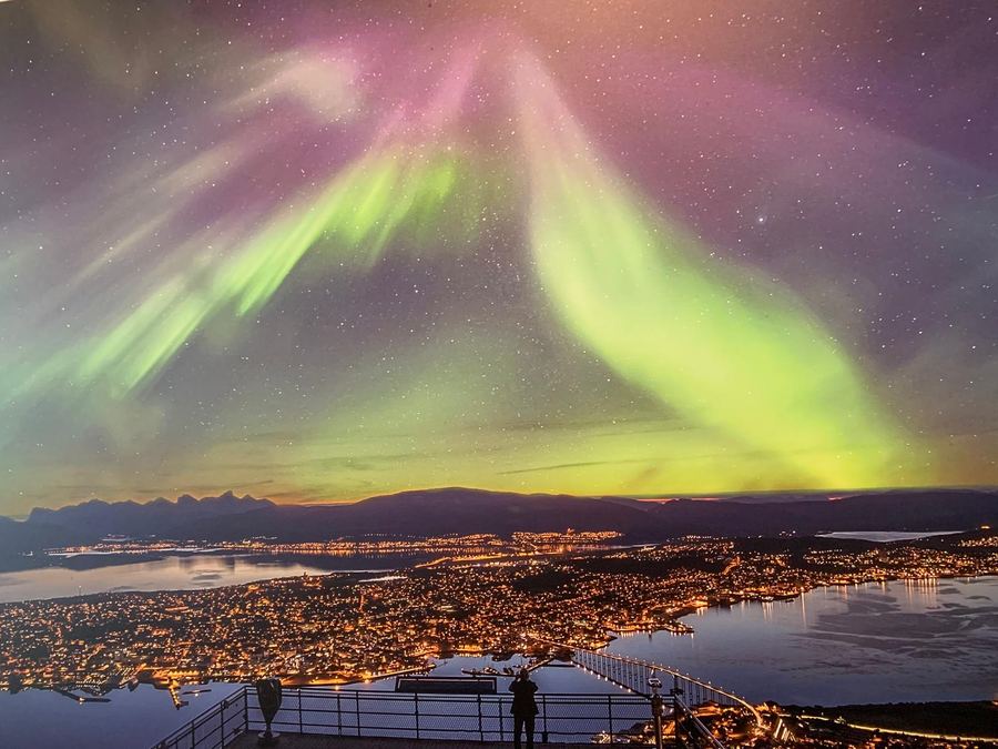 Iglesia de madera noruega al final de un sendero entre l&aacute;pidas