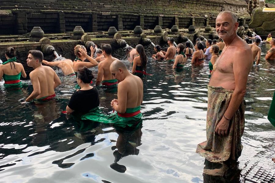 Alejandro participa en el ritual de purificaci&oacute;n de Tirta Empul, en Bali