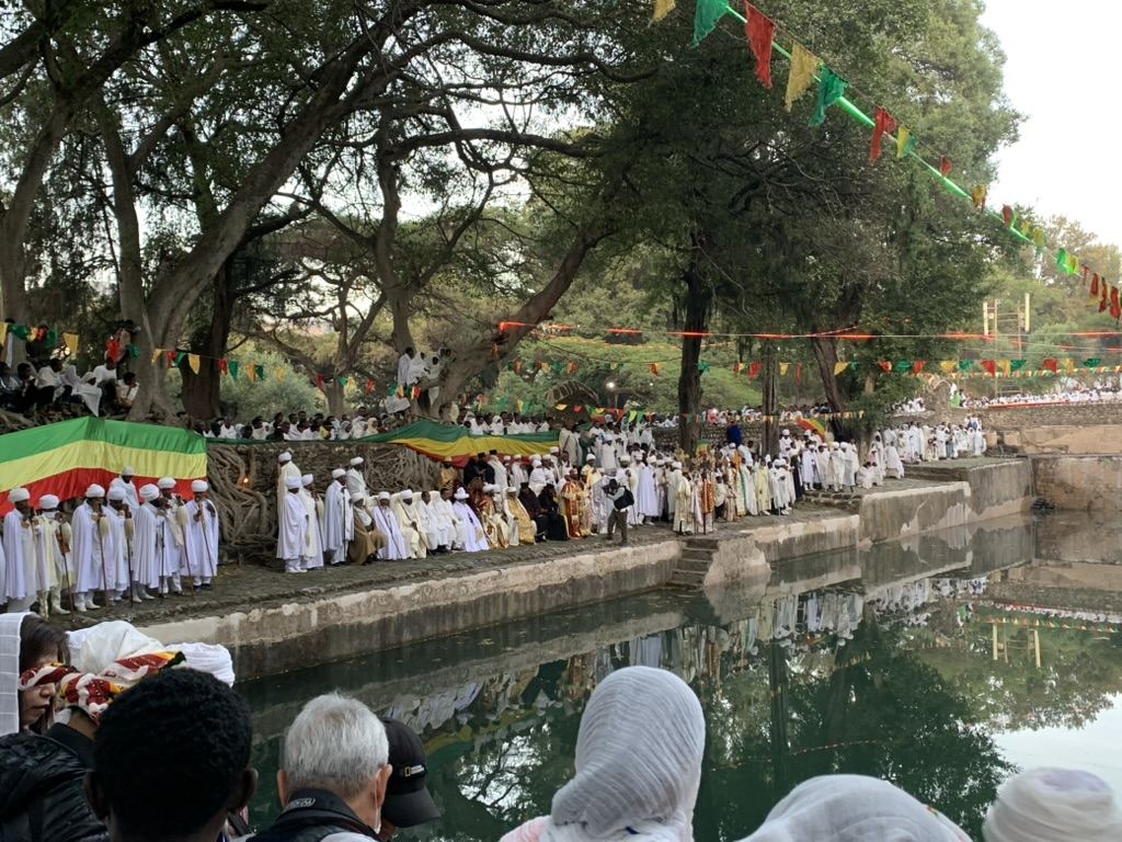 Multitud vestida de blanco a orillas del estanque durante la celebraci&oacute;n del Timkat en Gondar