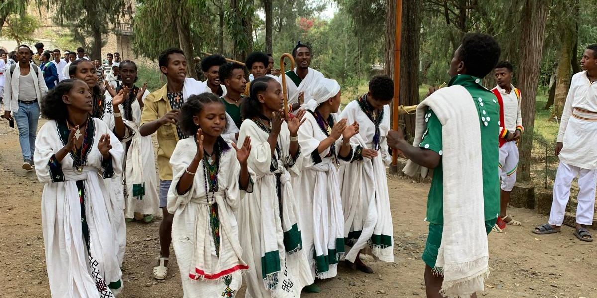 Sacerdotes y fieles vestidos de blanco durante la celebraci&oacute;n del Timkat en Gondar