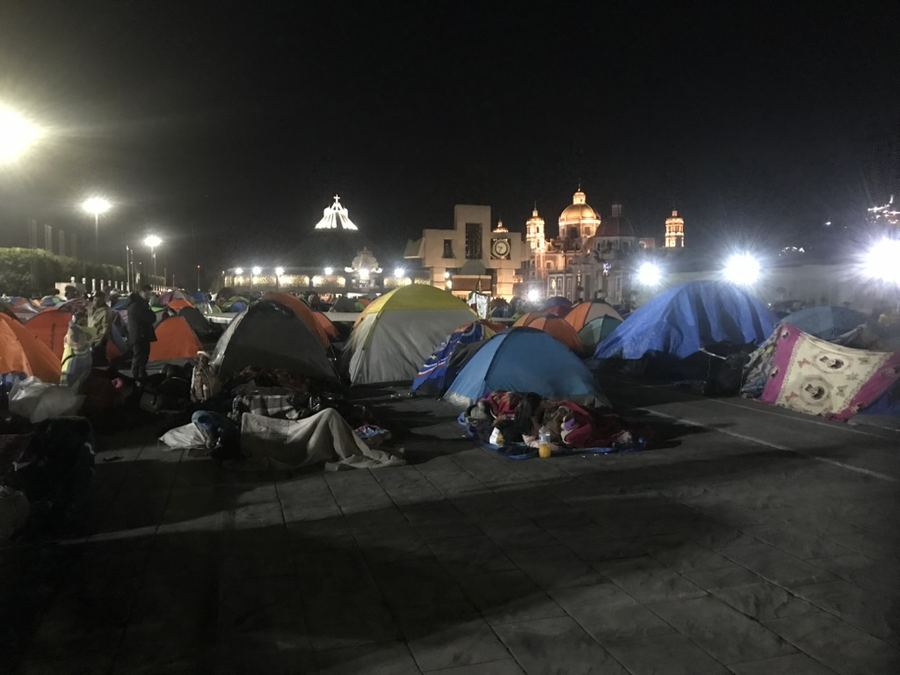 Tiendas de campa&ntilde;a de peregrinos frente a la bas&iacute;lica de Guadalupe de madrugada