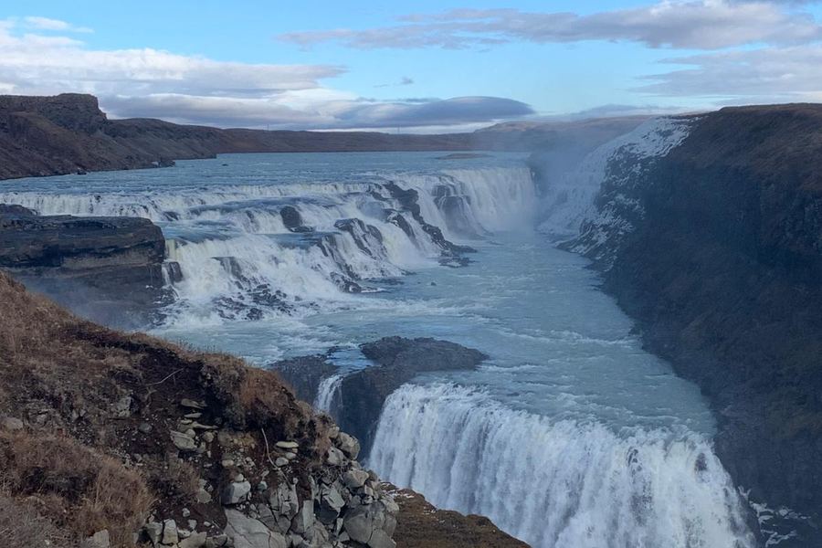 La cascada de Gullfoss bajo un cielo azul en Islandia