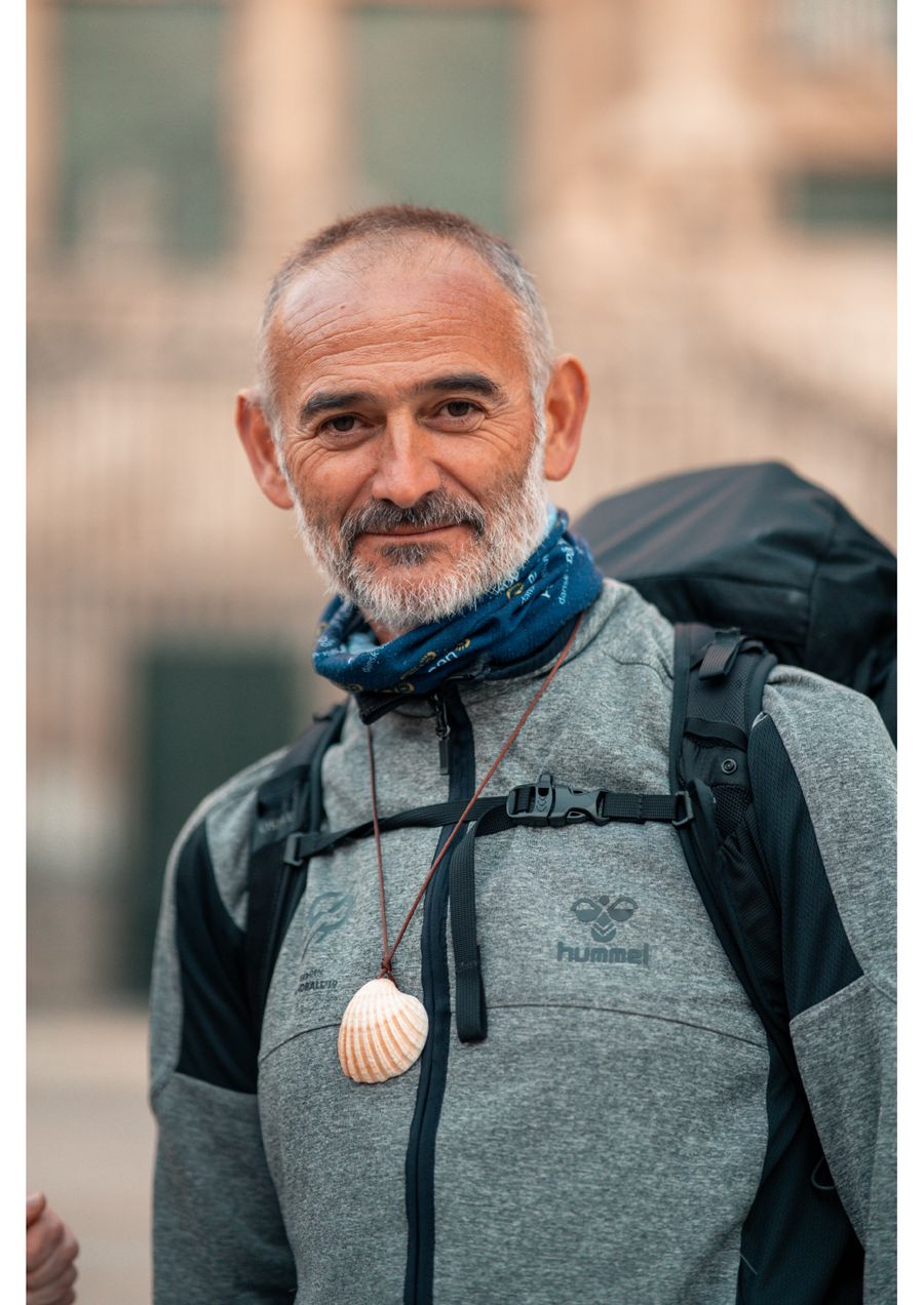 Retrato de Alejandro como peregrino, con mochila y una concha al cuello