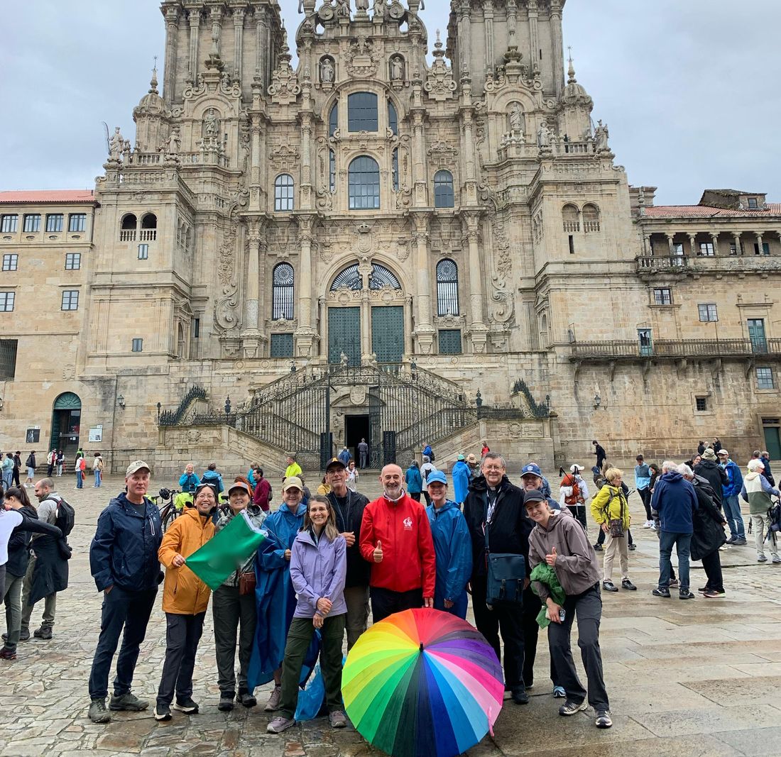 Alejandro, con chaqueta roja, junto al grupo que acaba de llegar a la plaza del Obradoiro