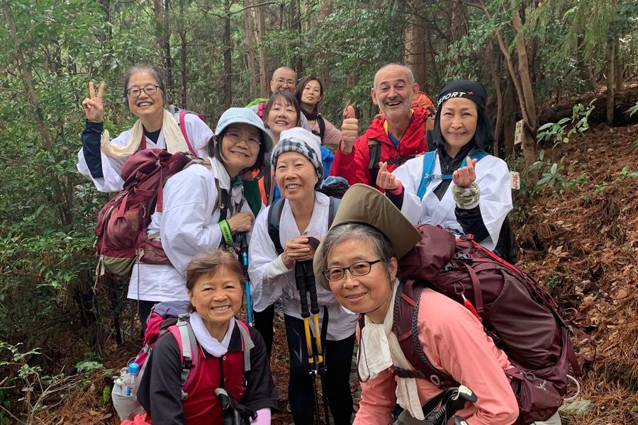 Alejandro con un grupo de peregrinas taiwanesas en un sendero de Shikoku