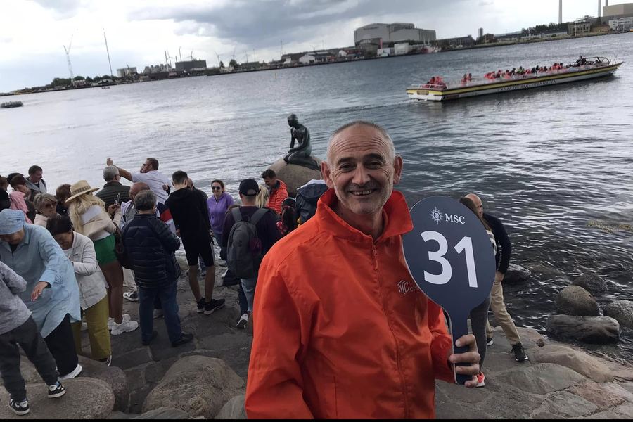Alejandro, con la paleta num&eacute;rica de MSC, junto a su grupo frente a la Sirenita de Copenhague
