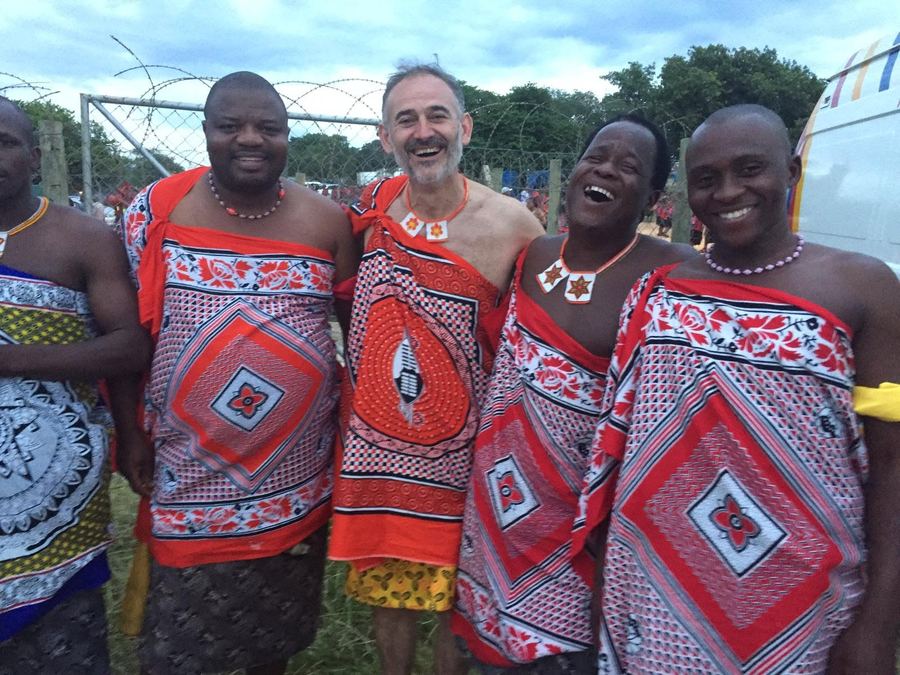 Alejandro r&iacute;e junto a cuatro hombres suazis vestidos con emahiya tradicionales